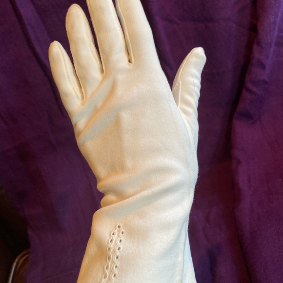 Vintage white cream Gloves sz 6
S from 50s-60s Jackie O vibe prom - Picture 2 of 8